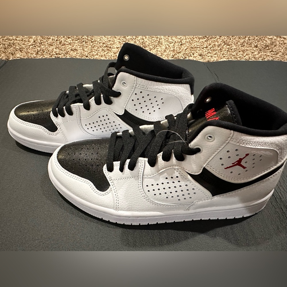 Jordan Jump Man Size 7 youth Women’s 8.5